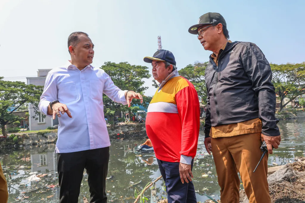 Buang Sampah Sembarangan di Surabaya, Kena Sanksi Bersihkan Sungai 3 Hari