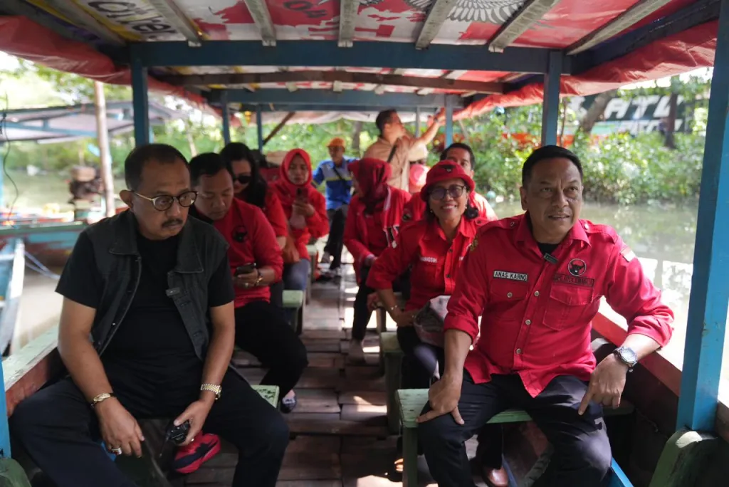 Susuri Hutan Mangrove, PDIP Surabaya Pastikan Pesisir dan Mangrove Aman