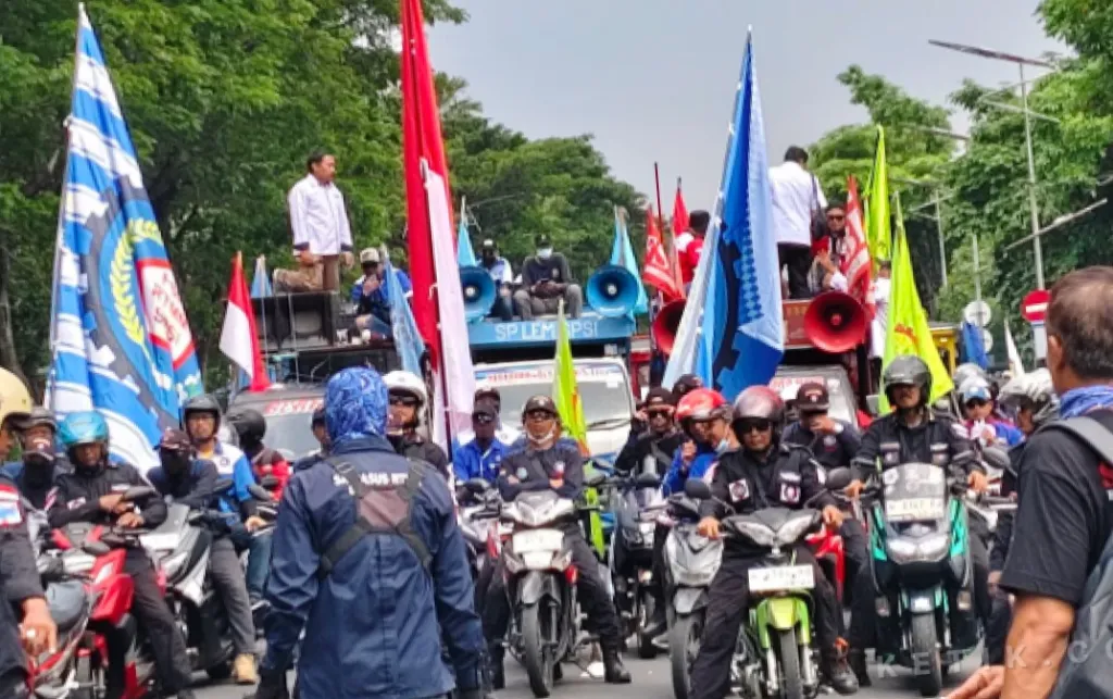Massa Buruh Padati Diponegoro Menuju Gedung DPRD Jatim