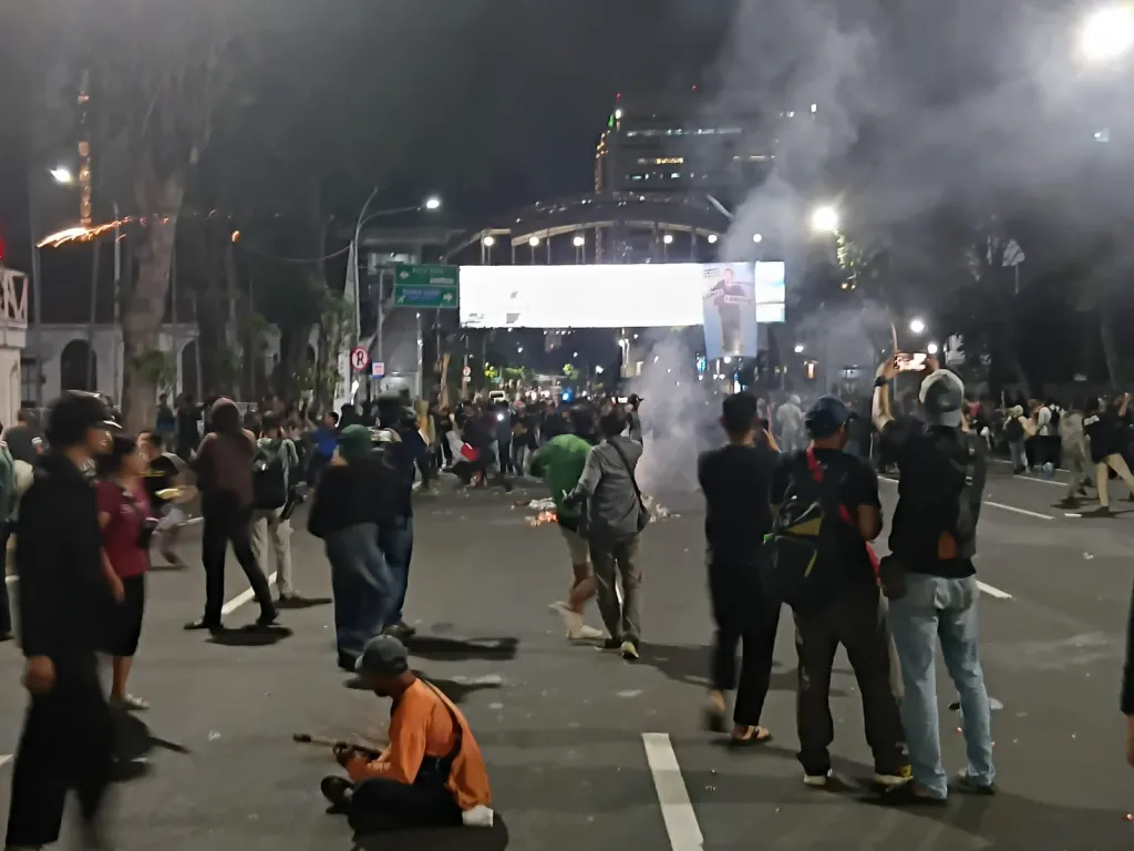 Demo Ricuh! Massa Serbu Grahadi dan Lempari Polisi