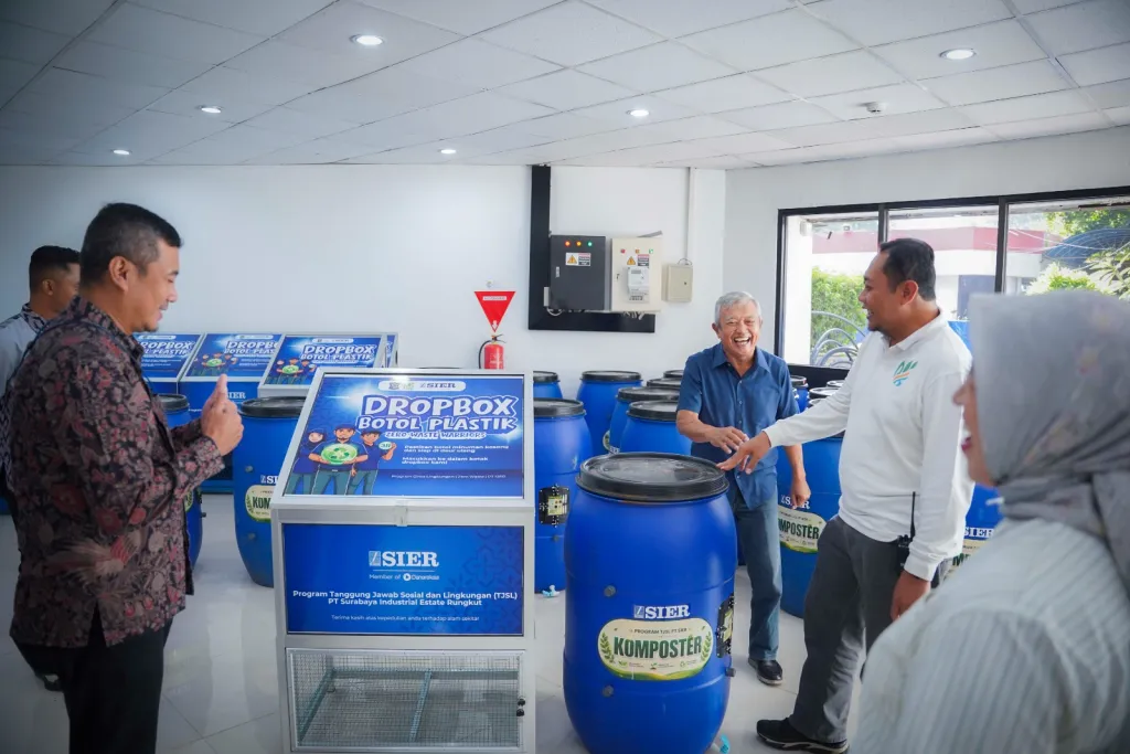 SIER Salurkan Dropbox dan Komposter ke-12 Kelurahan di Surabaya