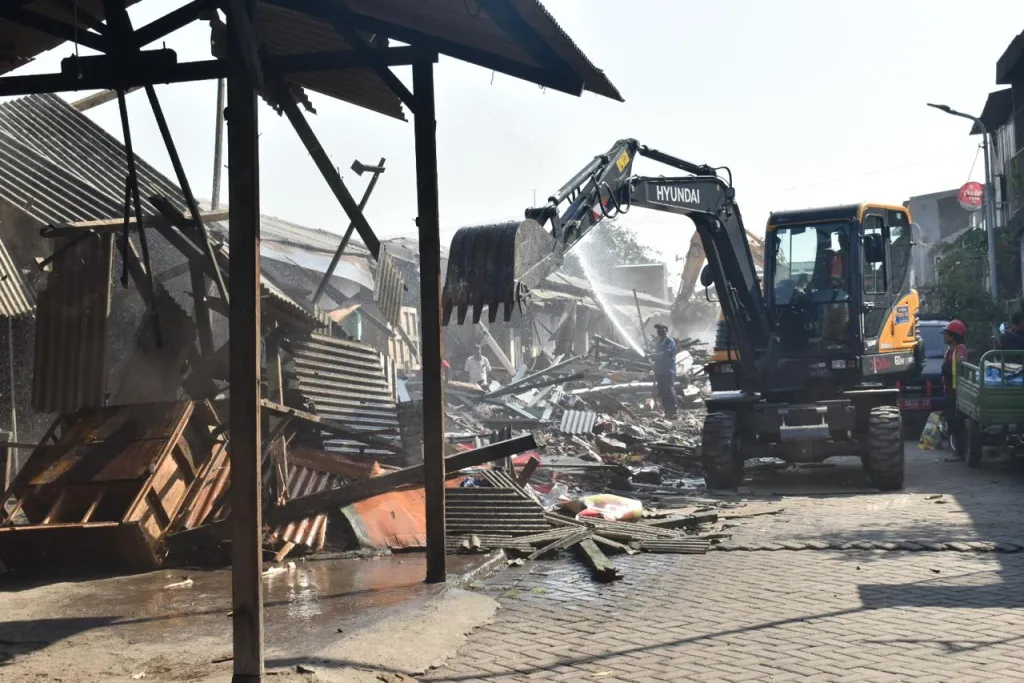 Pemkot Surabaya Buldoser 192 Lapak Tak Berizin di Pagesangan