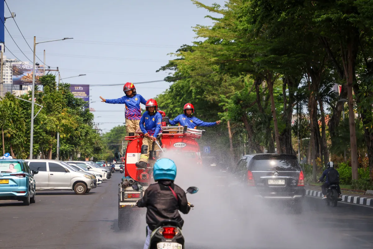 Damkar Surabaya Intensifkan Penyiraman Jalan Redam Debu dan Panas