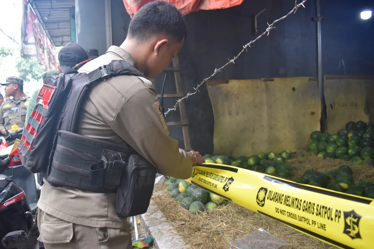 Satpol PP Surabaya Segel Tujuh Kios Buah di Tambak Mayor–Tanjungsari