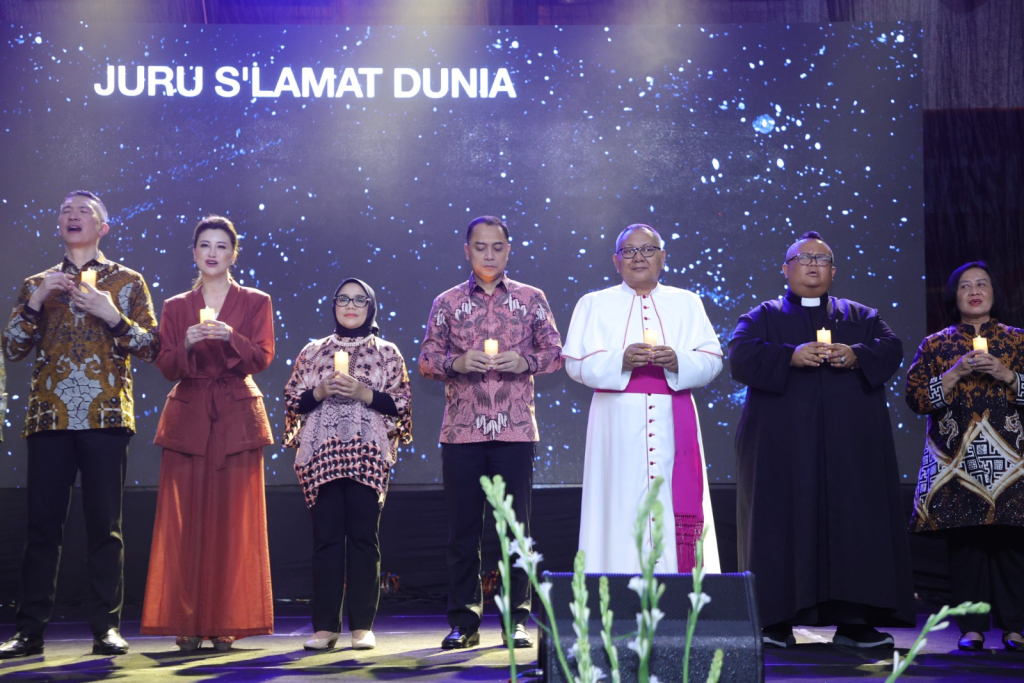 Ribuan Umat Kristiani Padati Balai Kota Rayakan Natal