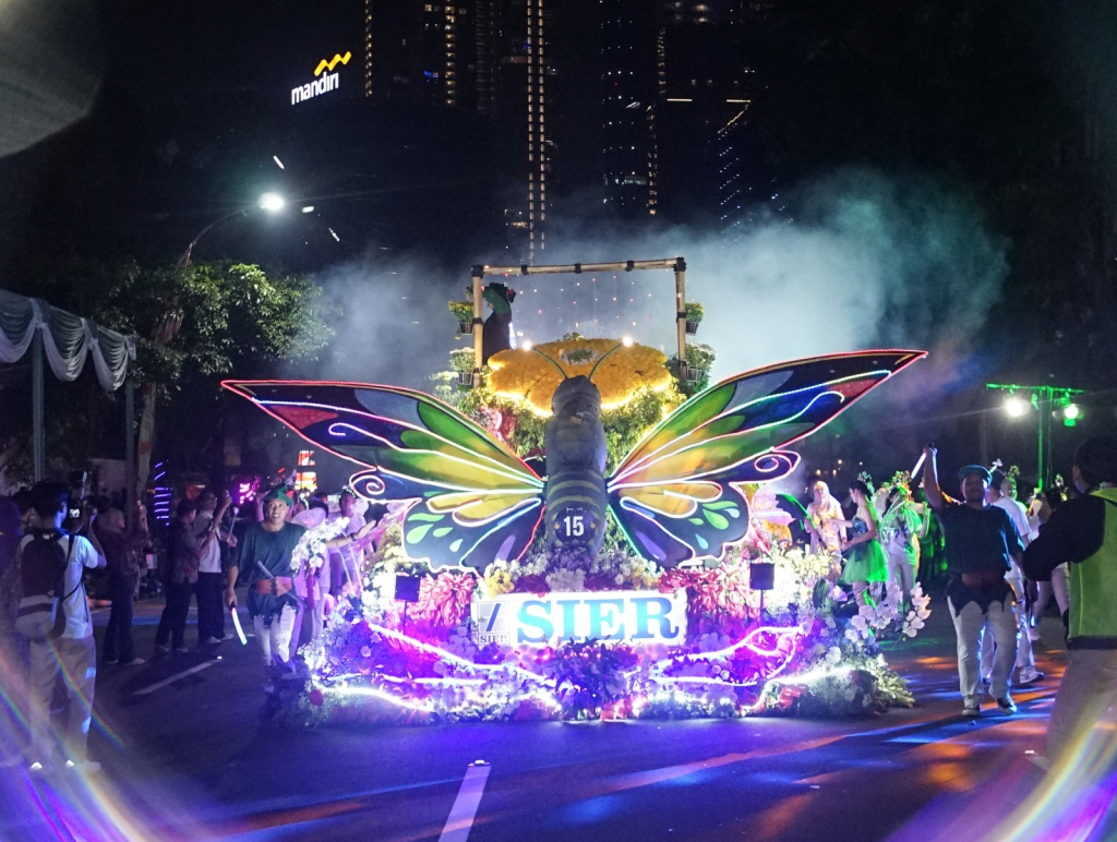 Kupu-Kupu Robotik SIER Curi Perhatian di Surabaya Vaganza 2026