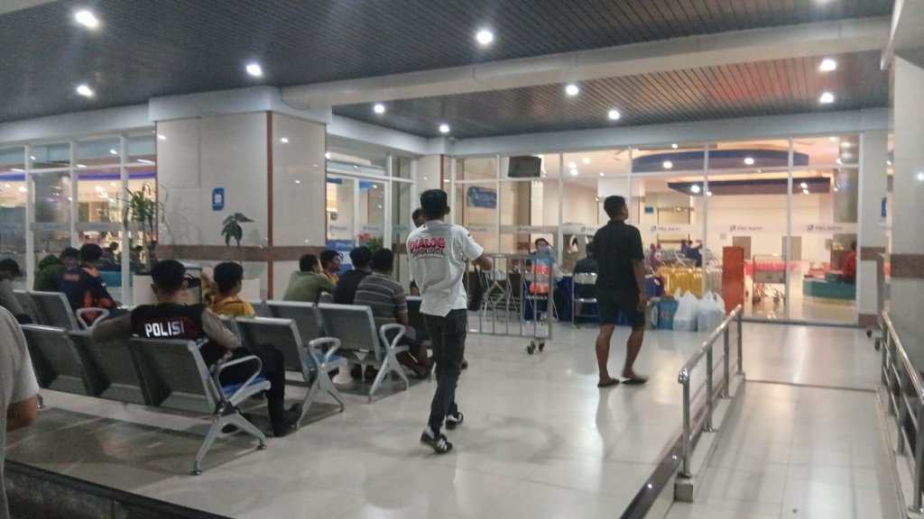 Tangis Pecah di Tanjung Perak, Keluarga Korban Tunggu Kedatangan Evakuasi