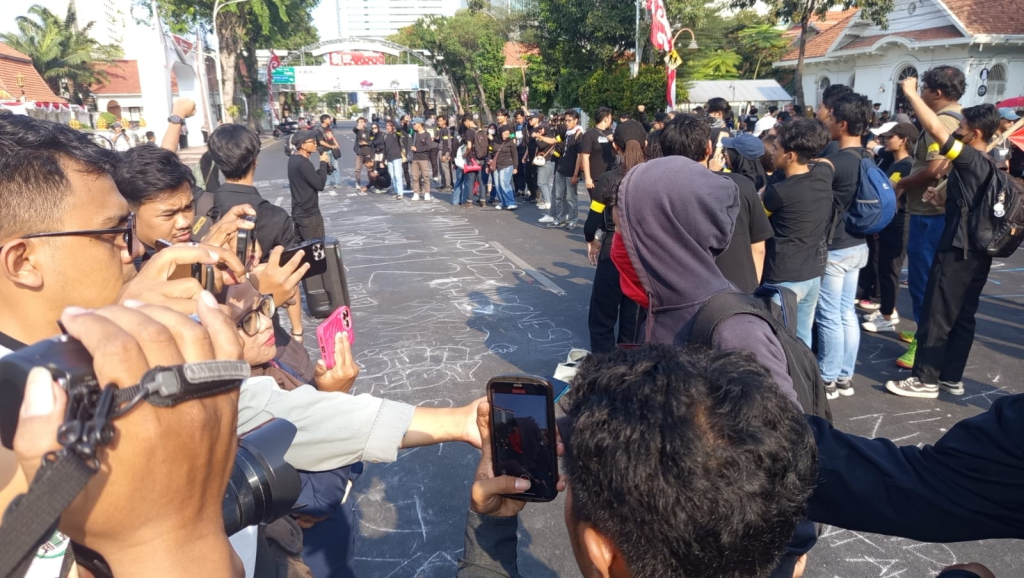 BEM SI Jatim Aksi Simbolik, Soroti Penanganan Bencana dan Dana MBG