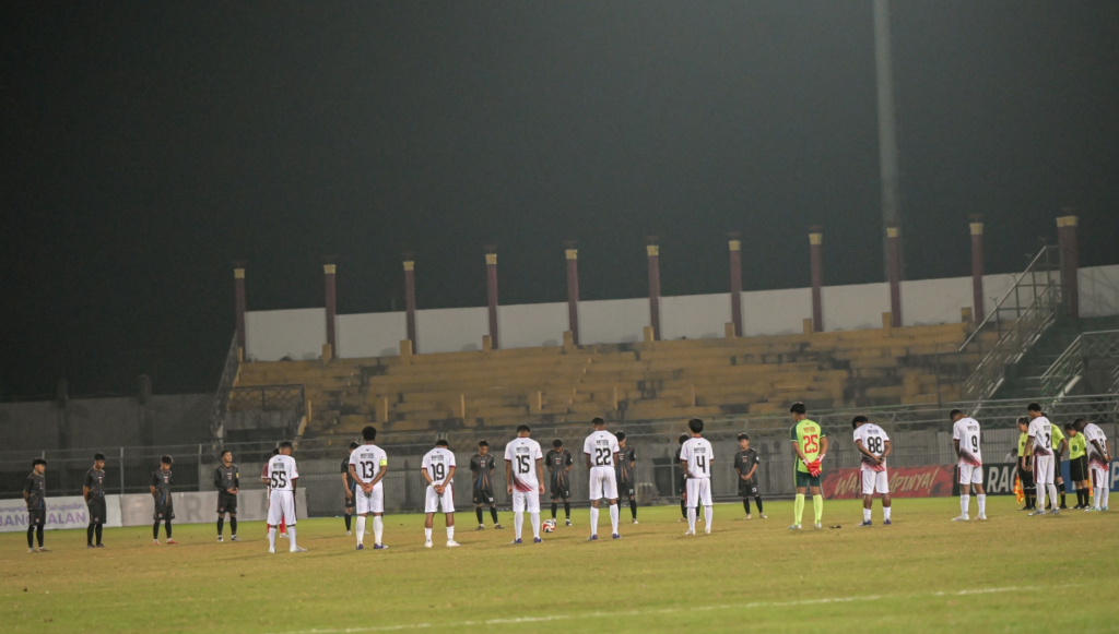 Sebelum Kick-off, Pemain dan Penonton Soekarno Cup 2026 Hening Cipta untuk Korban Gempa Flores