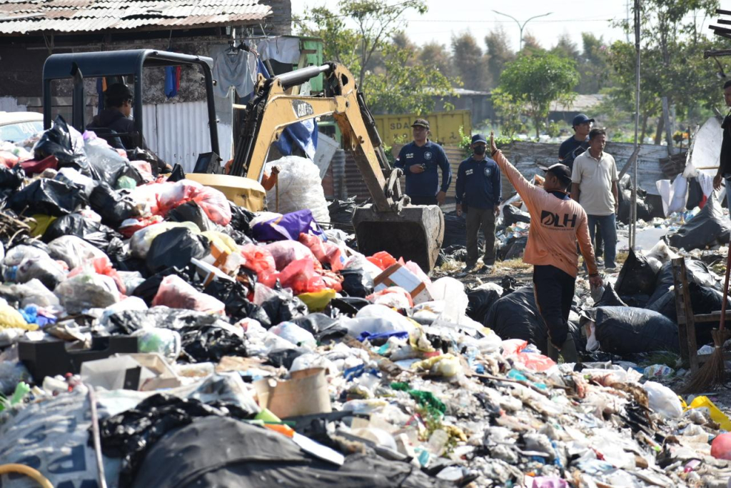Wali Kota Eri Tertibkan Pengolahan Sampah Ilegal di Keputih