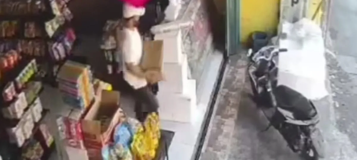 Terekam CCTV, Pria Pura-pura Jadi Pembeli Gasak 2 Dos Minyak