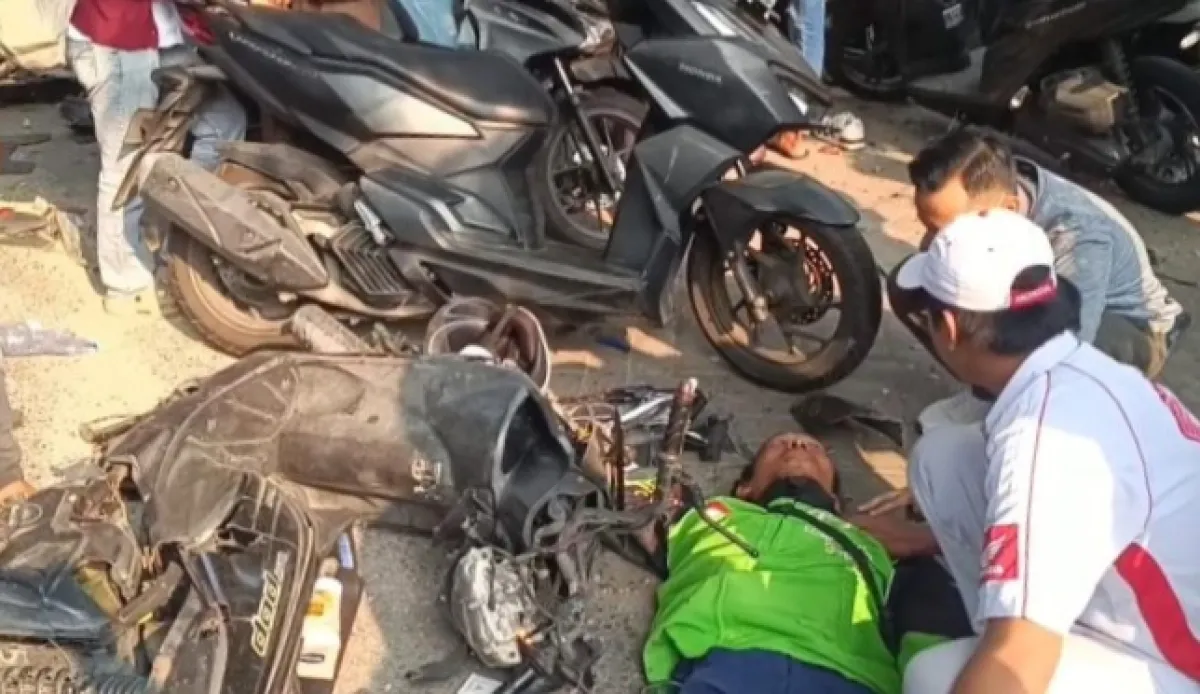Alphard Tabrak 9 Kendaraan di Menur Pumpungan, 4 Pemotor Luka Parah