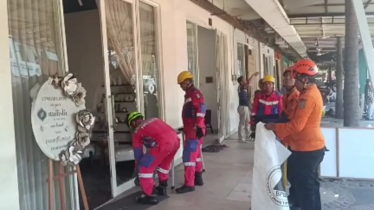 Damkar Surabaya Bersihkan Lokasi Ledakan San Antonio