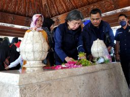 HUT Kemerdekaan RI Ke-77, NasDem Jatim Ziarah Makam Bung Karno di Blitar
