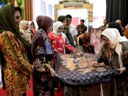 Istri Wapres RI Borong Produk UMKM di Surabaya Kriya Gallery