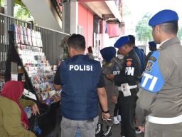 Satpol PP Surabaya dan Bea Cukai Sita 981 Bungkus Rokok Ilegal