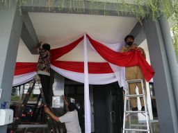 ASN Surabaya Bagikan Ribuan Bendera Merah Putih 