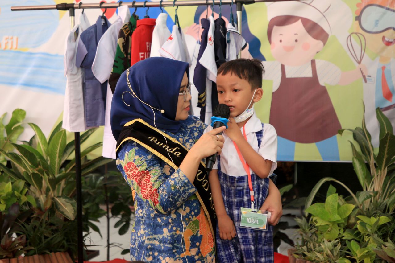 Bunda Rini dengarkan siswa PAUD Anggrek 1 Siwalankerto