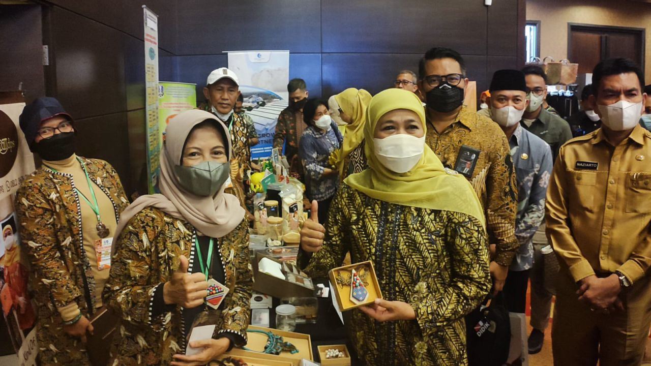 Foto : Gubernur Jatim Khofifah bersama Dyah Wahyuni Velista Craft bersama produk perhiasan kain perca, didampingi Direktur Operasi PT SIER Didik Prasetyono dan Sekdaprov Bangka Belitung, Naziarto.