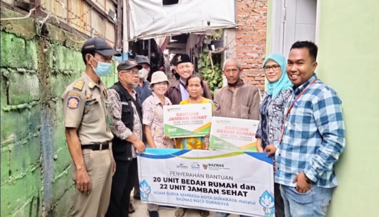 PDAM Surabaya Bedah Rumah Tidak Layak Huni dan Bangun Jamban Sehat