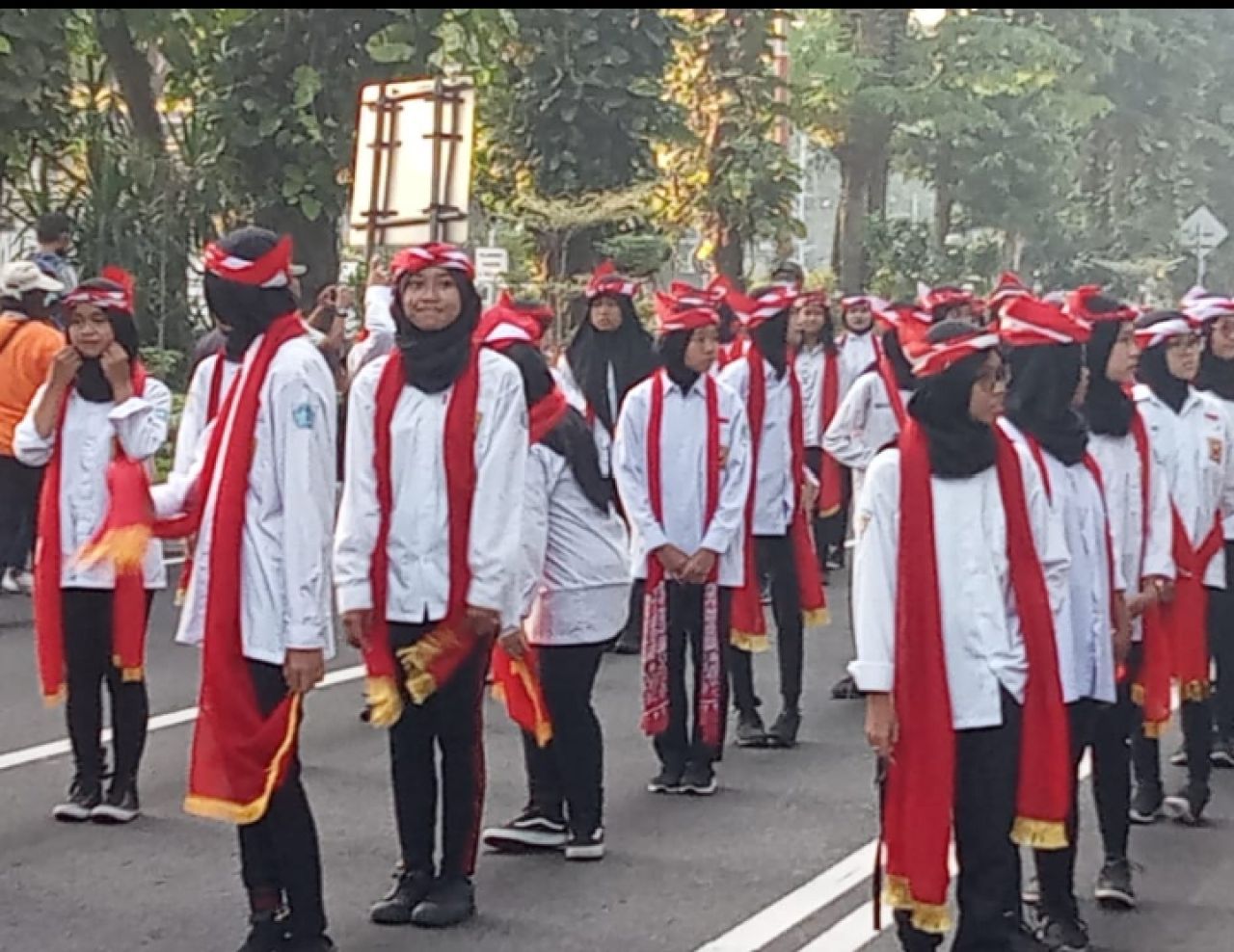 Hore! Tari Remo Masuk Ekstrakurikuler Wajib Foto: Siswa SMPN 48 Saat Tampil di Tari Remo Massal Pemecahan Recor MURI di Taman Bungkul Surabaya, Minggu (18/12/2022) Pagi.