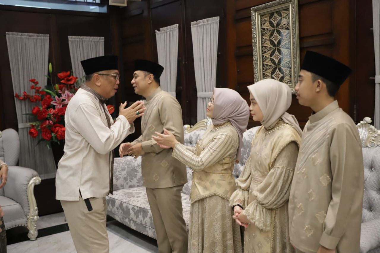 Gelar Open House saat Lebaran, Wali Kota Eri Cahyadi bersama Keluarga Sambut Warga di Rumah Dinasnya
