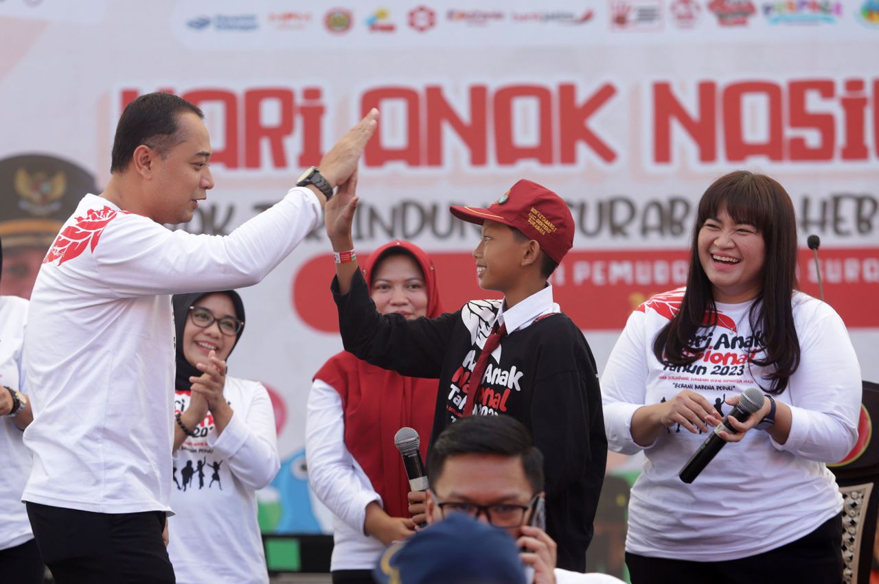Puncak Peringatan HAN 2023, Wali Kota Eri Bagi Sepeda kepada Anak - anak Surabaya