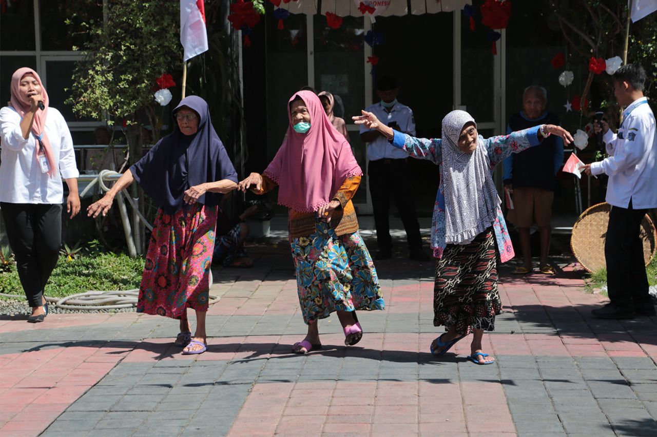 Serunya Lansia Griya Werdha Surabaya Lomba Joget Meriahkan HUT ke-78 RI