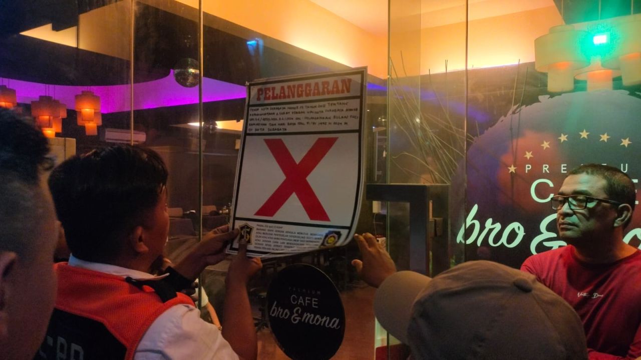 Satpol PP Surabaya Dapati 2 RHU Jual Mihol saat Ramadan, Sita 24 Botol hingga Lakukan Penyegelan!