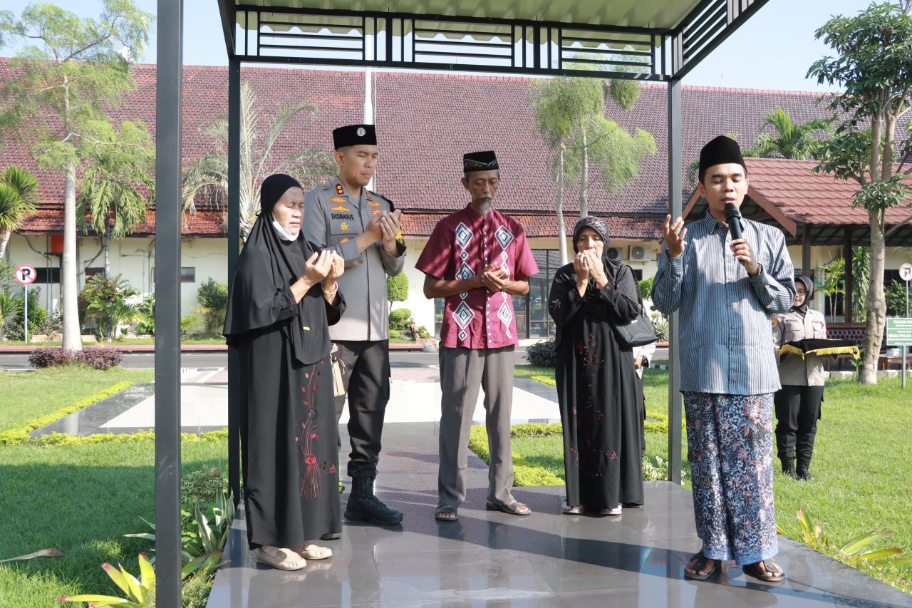 Orang Tua Briptu Rian Ikut Doa Bersama di Polres Jombang untuk Anaknya
