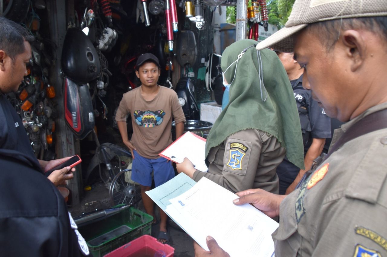 Satpol PP Surabaya Gelar Sosialisasi Penertiban PKL di Pasar Loak Dupak
