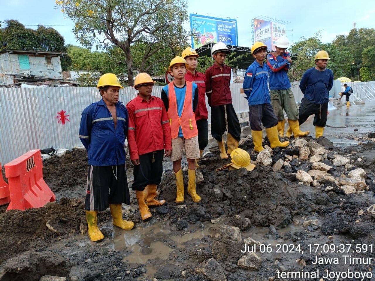 Gerak Cepat Penanganan Pipa PDAM Bocor di Terminal Induk Joyoboyo