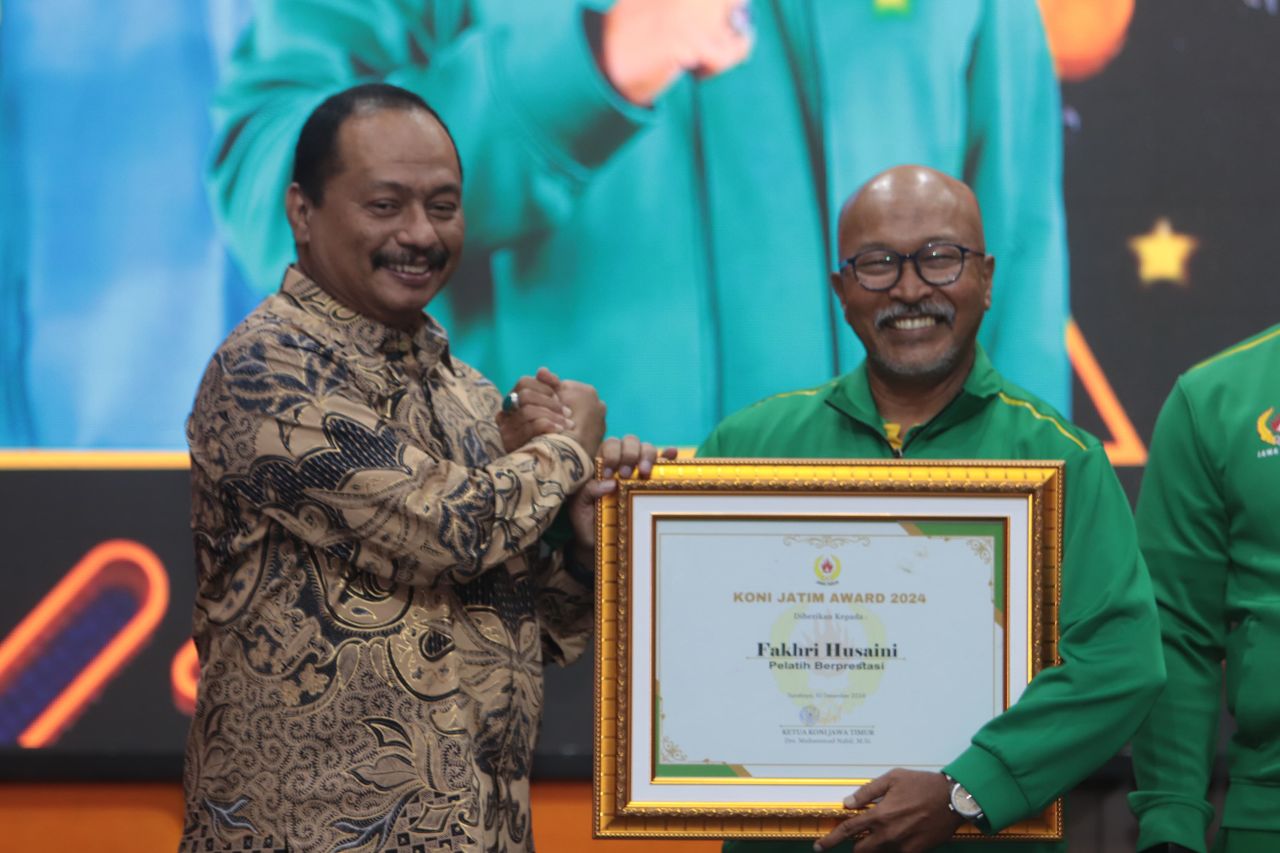 Coach Fakhri Husaini Raih Penghargaan KONI Jatim Award 2024