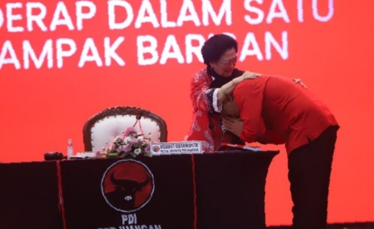 Langkah Hasto, Pelukan Megawati, dan Tangis yang Menyela Pidato