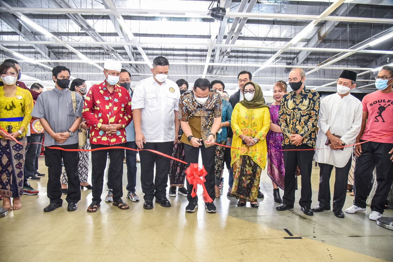 Wali Kota Eri Menggunting Pita Pameran UMKM di AJBS Surabaya, Sabtu (23/04/2022)